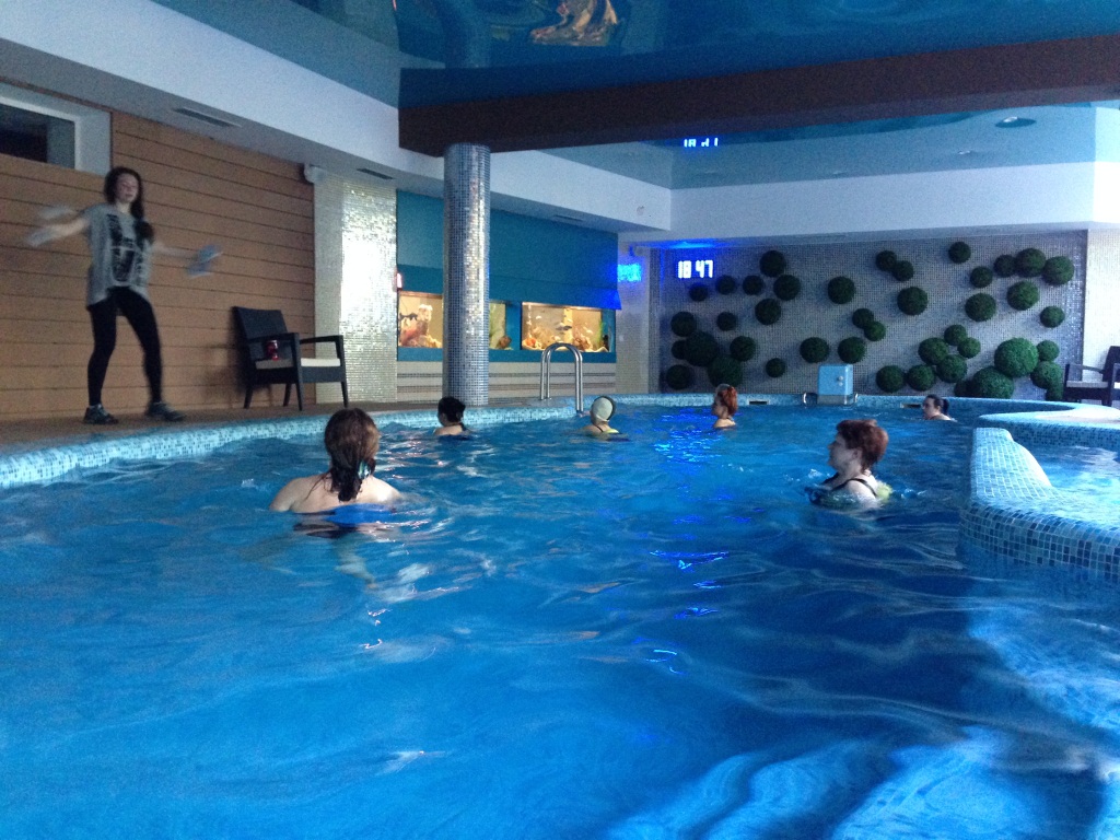 Exerciții de slăbire în piscină – complexe de antrenament cu video