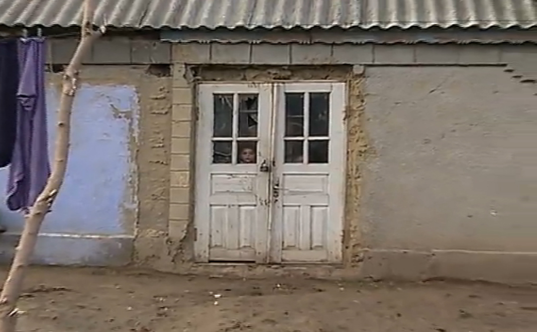 Мать с шестью детьми живет в разваливающемся доме после смерти мужа