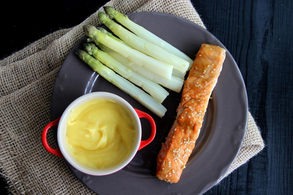 Сёмга в медово-горчичном маринаде и белая спаржа с голландским соусом от Оли Соколовой