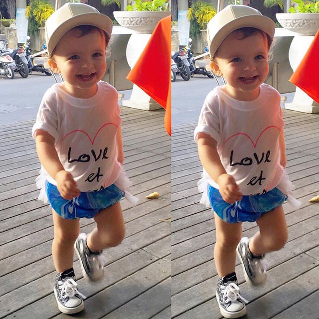 O fetiță de doar 22 de luni semnează o linie vestimentară care îi poartă numele