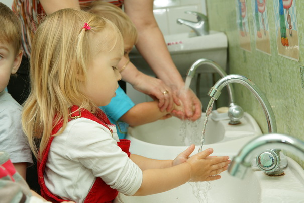 Cum să ne obişnuim copiii să se spele pe mâini