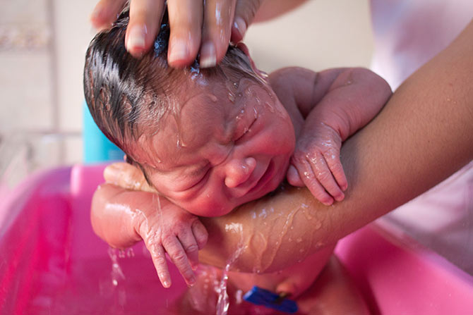 Правильное мытье головы новорожденному