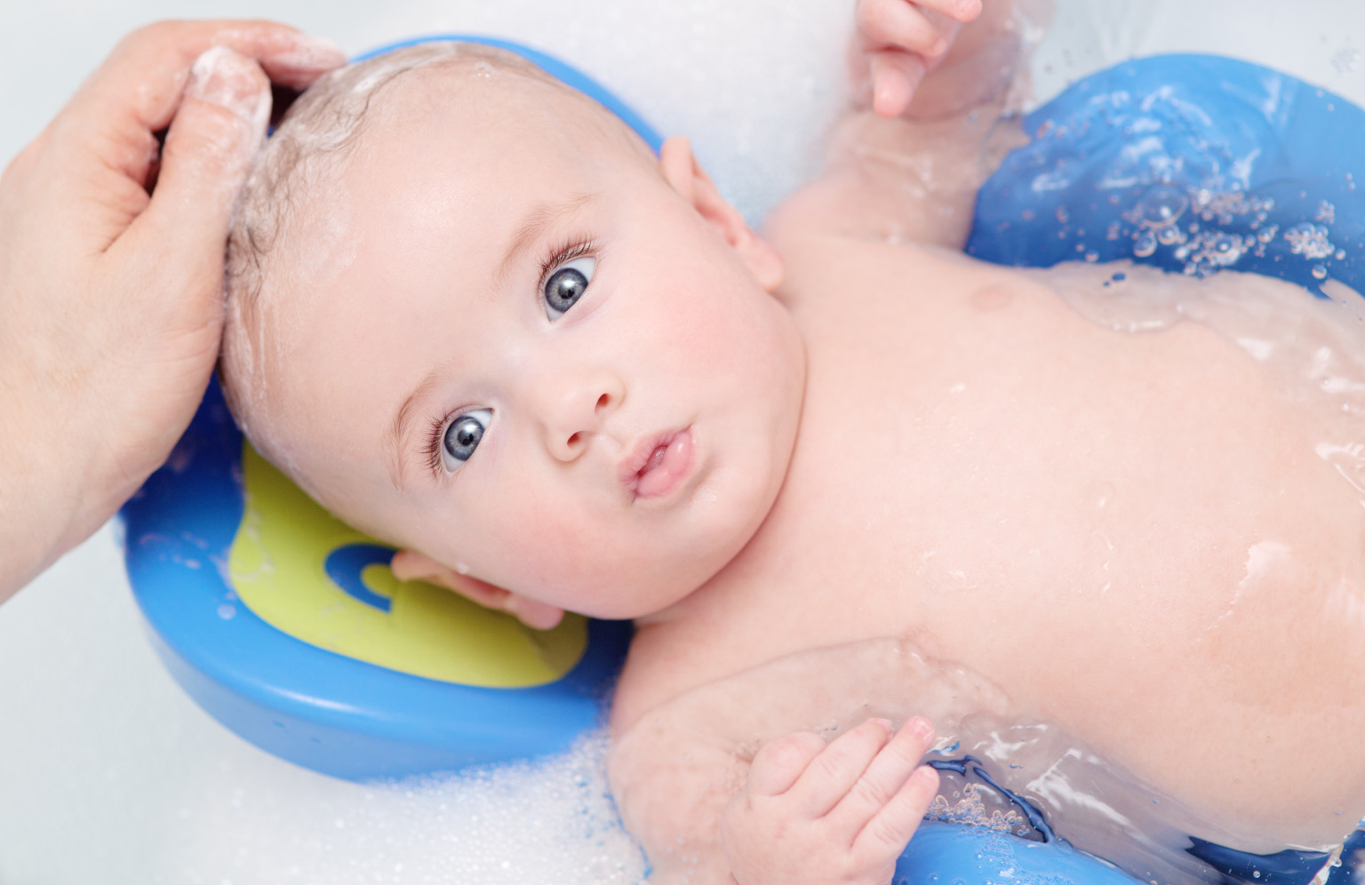 Правильное мытье головы новорожденному