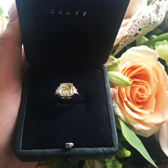 Тимати подарил Решетовой кольцо из платины с редким желтым бриллиантом