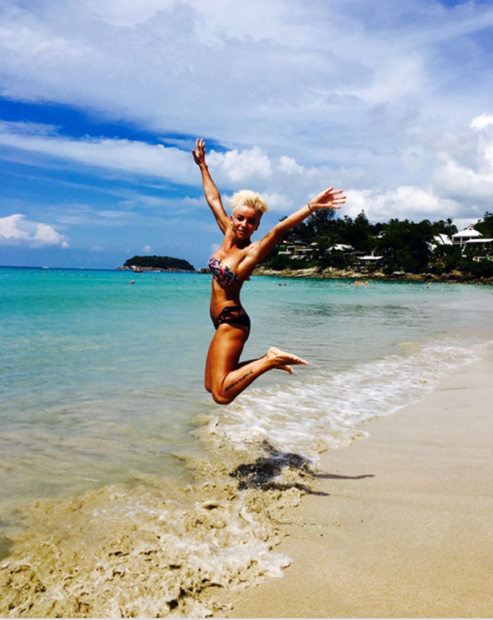 Юлия Волкова показала подтянутую фигуру на пляже в Таиланде