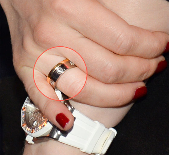 Возлюбленная Валерия Меладзе Альбина Джанабаева показала обручальное кольцо