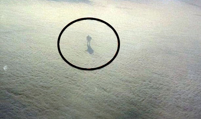 Пассажиры самолета сфотографировали человека, идущего по облакам