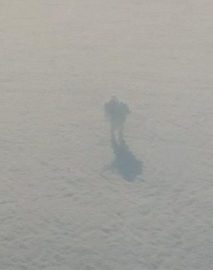 Пассажиры самолета сфотографировали человека, идущего по облакам