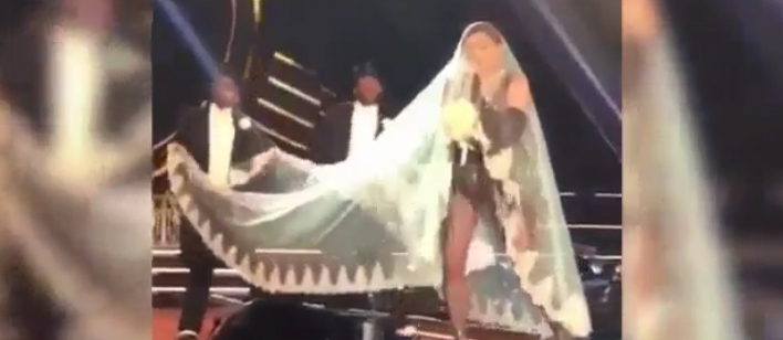 Певица Мадонна запуталась в фате на сцене