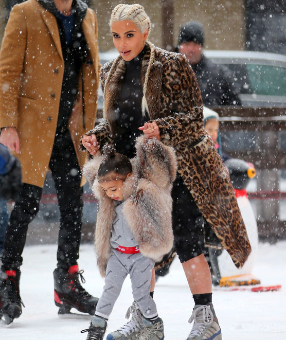 Kim Kardashian și-a îmbrăcat fetița în blană și a dus-o la patinoar