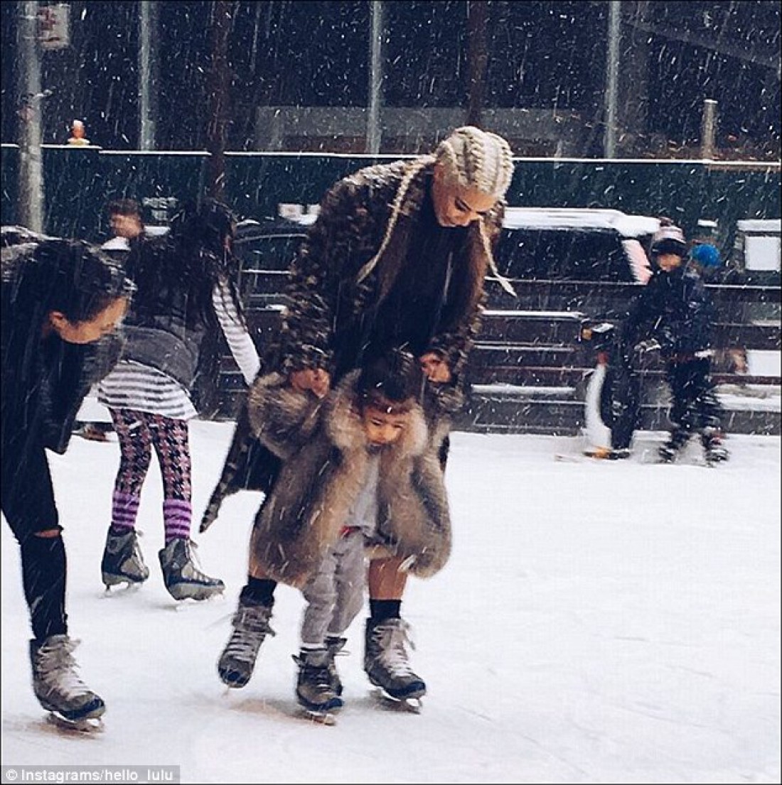 Kim Kardashian și-a îmbrăcat fetița în blană și a dus-o la patinoar