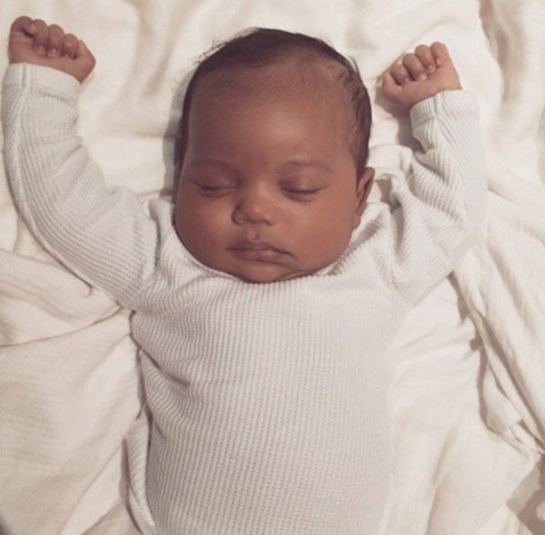 Первое фото новорожденного сына Ким Кардашьян