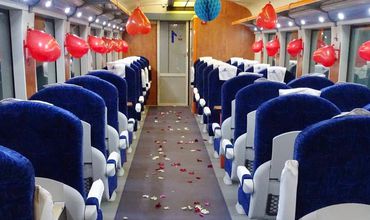 Вагоны поезда Кишинев-Яссы усыпали лепестками роз по случаю праздника Драгобете