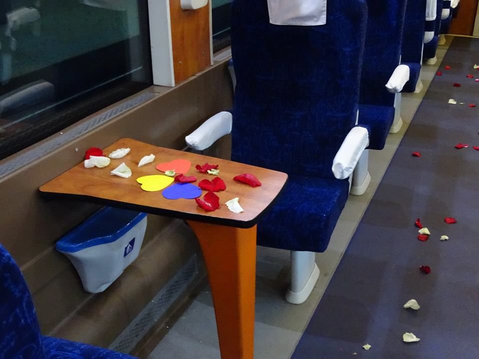 Вагоны поезда Кишинев-Яссы усыпали лепестками роз по случаю праздника Драгобете