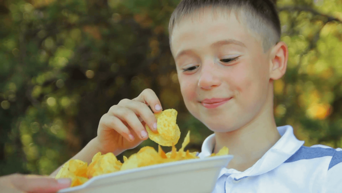 Жрать чипсы. Ест чипсы. Школьник с чипсами. Школьники едят чипсы. Школьник кушает.