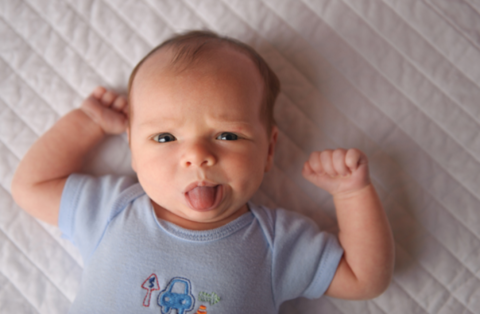 Почему новорожденный в 2. Грудничок высовывает язык. Грудной ребёнок высовывает язык. 3 Месяца малышу. Новорожденный ребенок с высунутым языком.