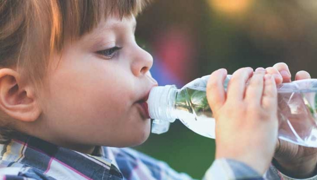 Ребенку 2 года много пьет. Обильное питье детский. Частое обильное питьё. Кашель и обильное питье. Обильное питье при температуре у ребенка.