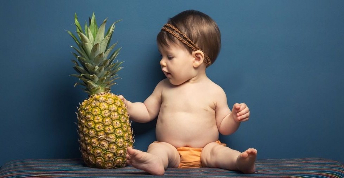 Экзотические дети. Фотосессия для ребенка с ананас. Ананас для детей. Малыш с ананасом. Детки ананаса.