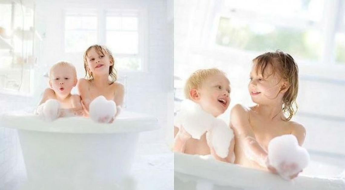 Сын увидел мама ванны. Малыш в ванне. Детская фотосессия в ванной комнате. Фотосессия детей в ванне с пеной. Семейная фотосессия в ванной.