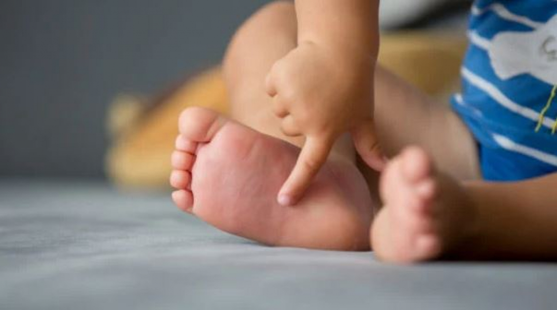 Во сколько детей ставят на ножки. Вкусные ножки ребенка. Бабочка ступнями малыша.