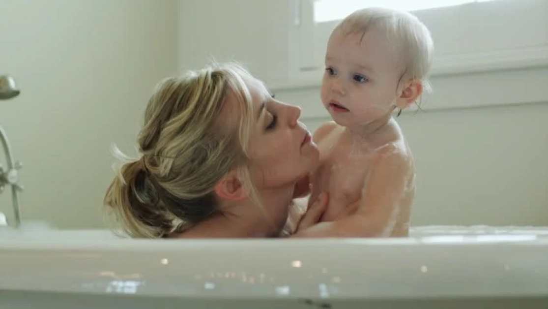 Mom son shower. Mommy Bath. Mother Bathing Baby in Bathtub.