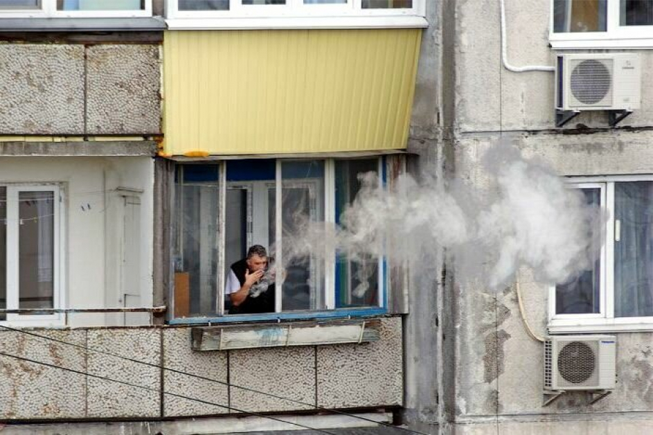 Сосед курит на балконе дым