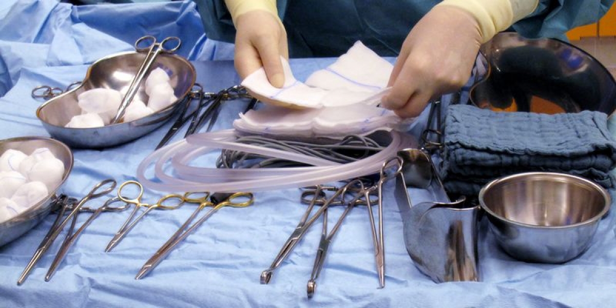 Как накрыть стерильный. Стерильный перевязочный стол. Хирургические инструменты в операционной. Хирургия стерильный стол. Накрытие стерильного столика.