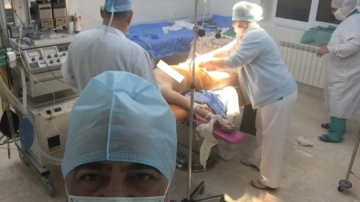 Врача, сделавшего селфи во время родов, накажут