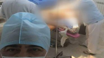 Сделавший селфи на фоне роженицы врач не видит в этом проблемы