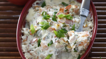 Pește cu sos din smântână, legume și parmezan