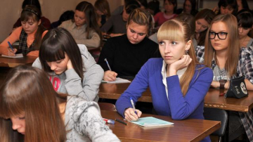 Elevii moldoveni încep şcoala cu entuziasm, dar se dezamăgesc de la vîrste fragede