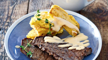 Carne de viţeluş la grătar cu polenta şi sos de caşcaval