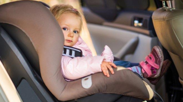 Atenție, părinți! Instalați scaune speciale pentru copii în mașină