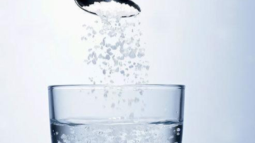 Apa cu sare, remediu din bunici pentru multe boli. Ce se întîmplă dacă bei?