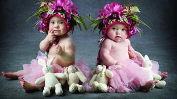 Две малышки с синдромом Дауна стали героинями «обнаженного» календаря акушерок
