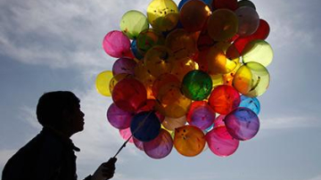 В Китае жених сделал свадебные платья для возлюбленной из 600 воздушных шаров