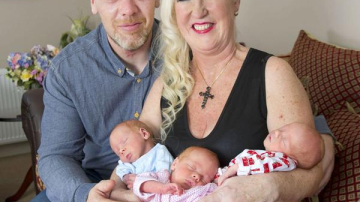 55-летняя британка родила здоровых тройняшек от 40-летнего бойфренда