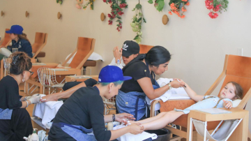 4-летняя Харпер Бекхэм ходит на маникюр и педикюр вместе с мамой