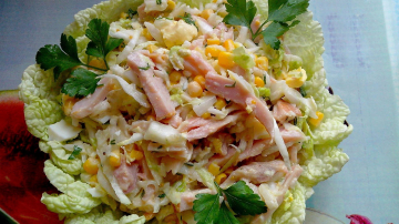 Salată cu carne de pui copt și porumb