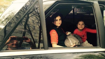 Costi Burlacu și Corina Țepeș și-au dus fetița nou născută acasă! Primele imagini cu micuța Ioana