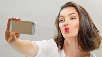 Нарциссы чаще размещают селфи в соцсетях