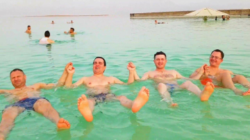 Interpretul Igor Cuciuc a făcut chef cu "99 de cumetri" în apele Mării Moarte (VIDEO)