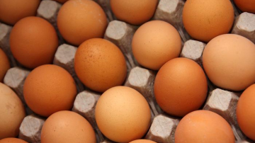 Цены на куриные яйца в разных районах перед Пасхой