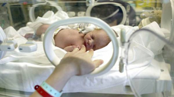 Грудное вскармливание полезно для мозга недоношенных детей