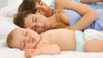 Кормящая мама и младенец: налаживаем сон