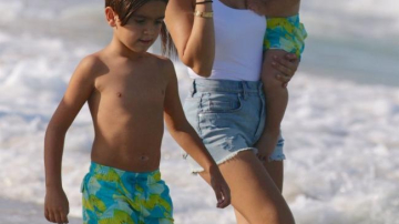 A nascut 3 copii, dar nu se vede pe corpul ei. Cum arata cea mai mare dintre surorile Kardashian in costum de baie