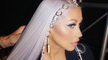 Лавандовые волосы и глубокое декольте: Кристина Агилера продолжает эксперименты