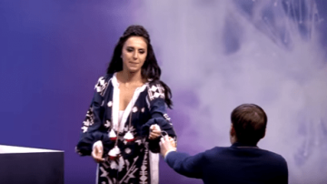 Джамала на пресс-конференции получила подарок от поклонника из Молдовы