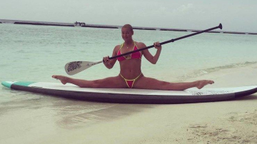 Анастасия Волочкова заразила заклятых подруг бикини и шпагатом