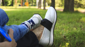 Cu bebeluşul la plimbare. Ce încălţăminte alegi?